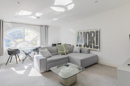 Bright Canal-Side Flat Canada Water