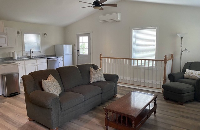 Bright carriage house steps from rail trail and river & 45 minutes to Penn State