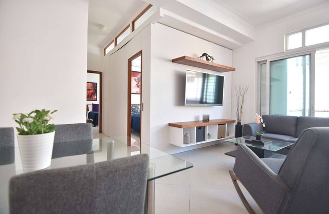 Bright & Clean 2BR in BEST Colonial Zone Location