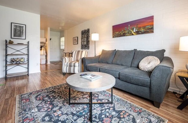 Bright & Cozy Apt w Free Parking and King Bed