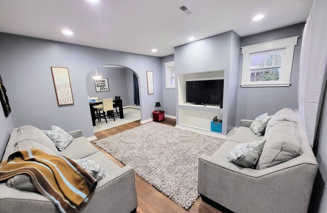 Bright & Cozy, near downtown & hiking trails