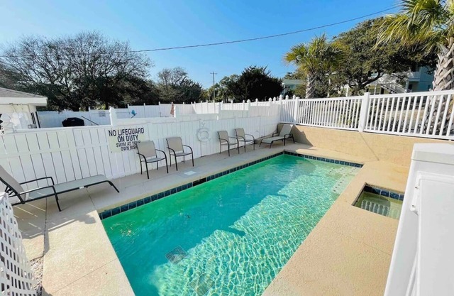 Bright cozy duplex unit with a pool B