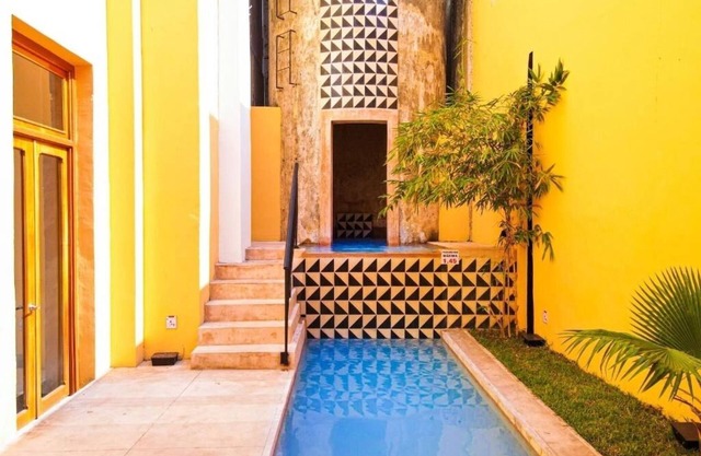 Bright Double Retreat with Pool Access, Walk to Markets, Museums & Plazas