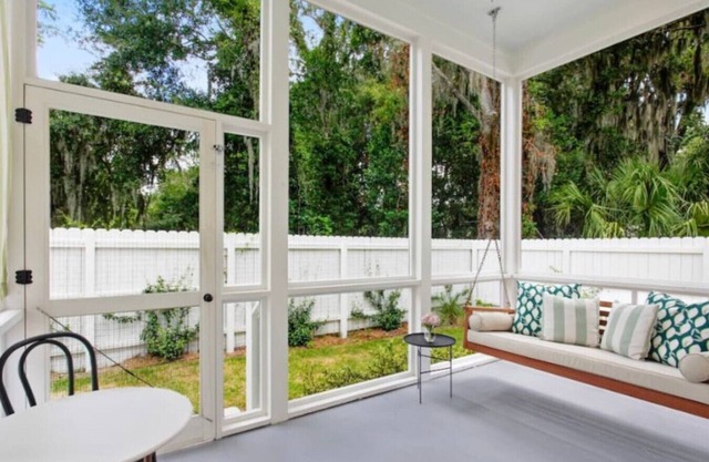 Bright Dreamy Cottage-Walkable to Water & Downtown