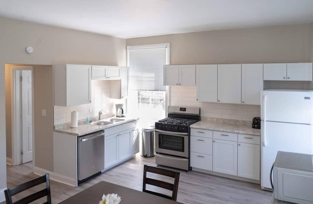 ⭐️ Bright & Dreamy⭐️| Mins to Downtown, 👑 Queen Beds