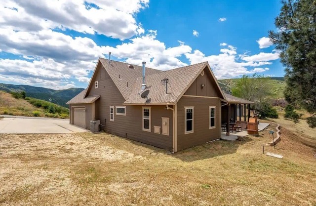 Bright Family Getaway Mountain Views Outdoor Living