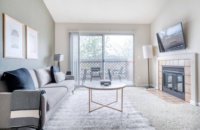 Bright Foster City 2BR w/Gym, Pool & W/D, nr shops, by Blueground