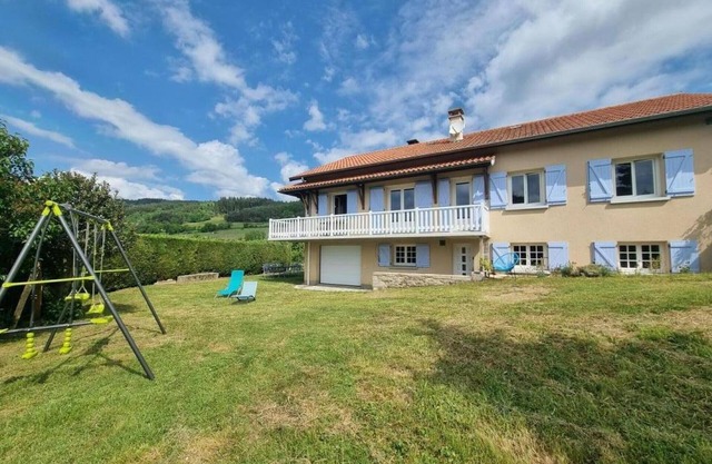 Bright house with garden, garage, outdoor games, pets allowed