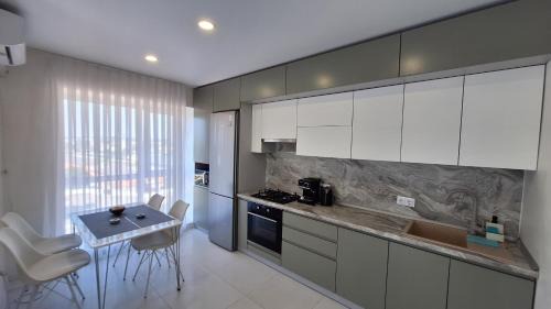 Bright Gray Нові затишні апартаменти біля центру