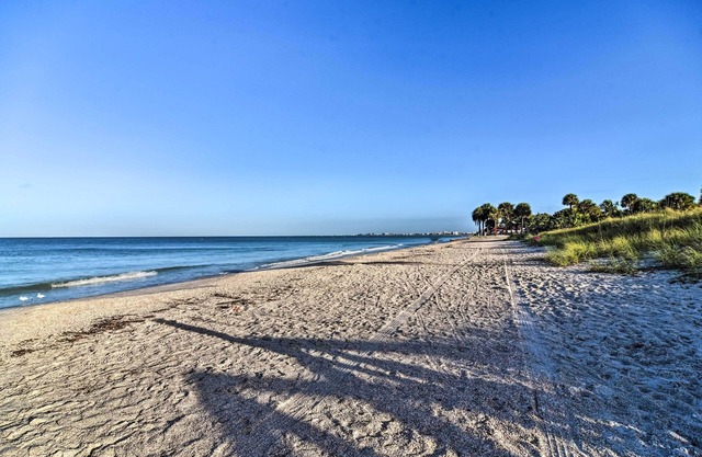 Bright Gulf Coast Escape - 8 Mi to Johns Pass!