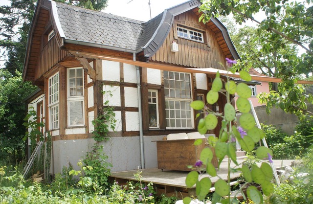 Bright holiday home, own wild nature garden, sun terrace at the pond