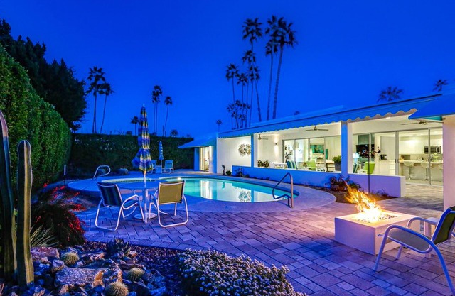 Bright mid-century modern home w/private pool and spa, gas grill, dogs welcome