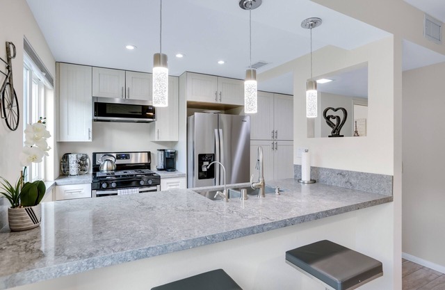 Bright Palm Springs Condo. Pool, Hot Tub. Near the Art District.