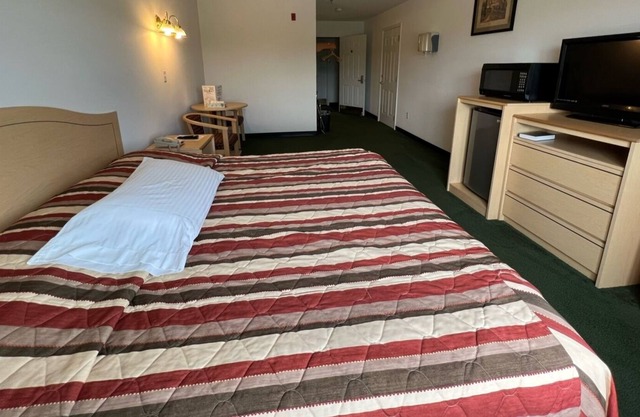 Bright Petite Double Queen Suite with Free Parking