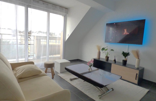 Bright, renovated studio apartment near Orly, Paris and Disneyland