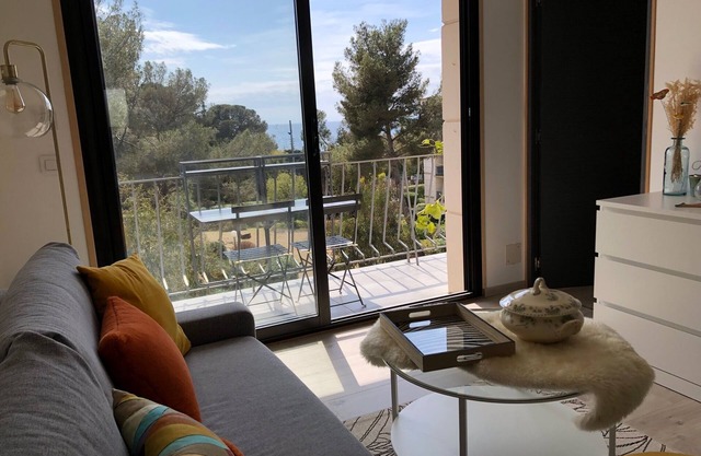 Bright, renovated sea-view apartment, 3 minutes' walk from the beach