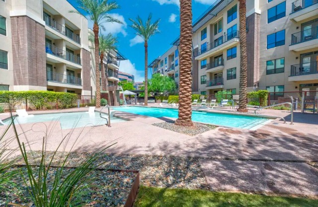 Bright & Rustic Space Next To Fashion Square! Pool