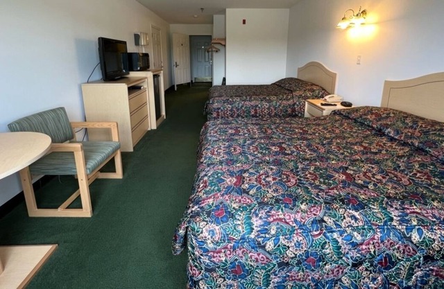 Bright Single King Suite in the Heart of Red Bud!