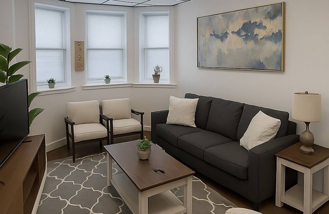 Bright & Spacious 2BR Apartment in Lively Chicago