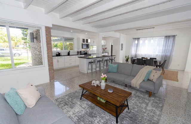 Bright & Spacious 4 mi to BEACH +Big Backyard