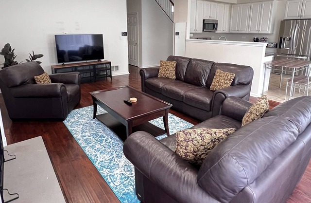 Bright & spacious 5 bdrm home, excellent location, pet friendly