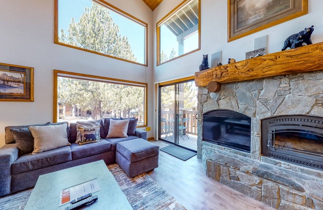 Bright, spacious Eagle Lodge condo with pools & sports courts