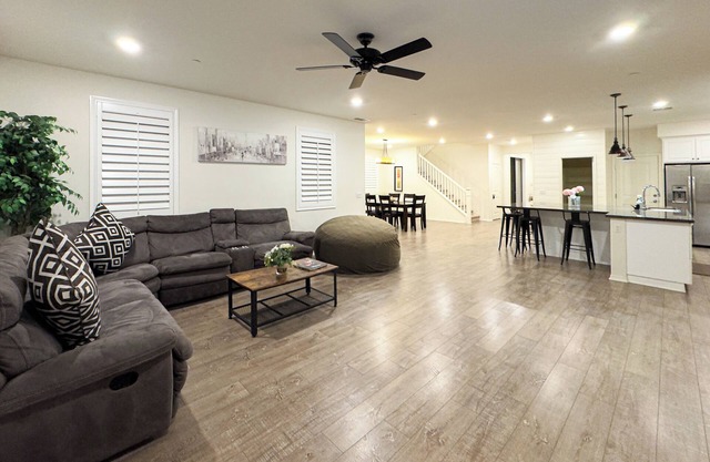 Bright Spacious Family Home near SilverLakes