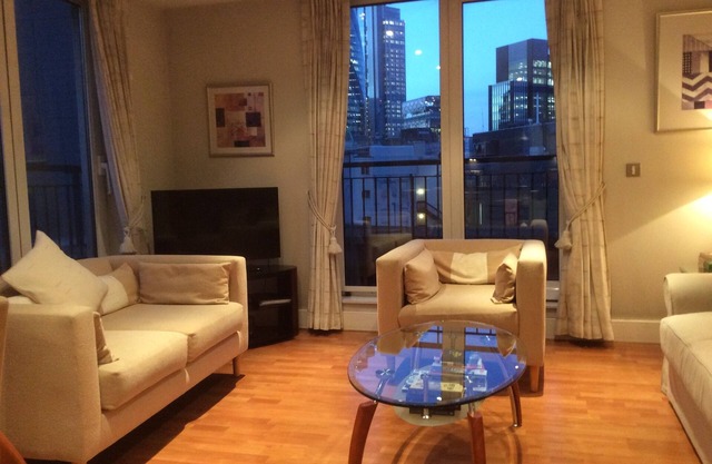 Bright Spacious Flat with Balconies 150m from Tower of London