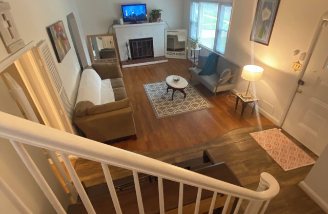 Bright & Spacious – Near Downtown - Full Kitchen- Workspace, Laundry