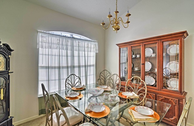 Bright Spring Hill Home: 5 Mi to Weeki Wachee Park