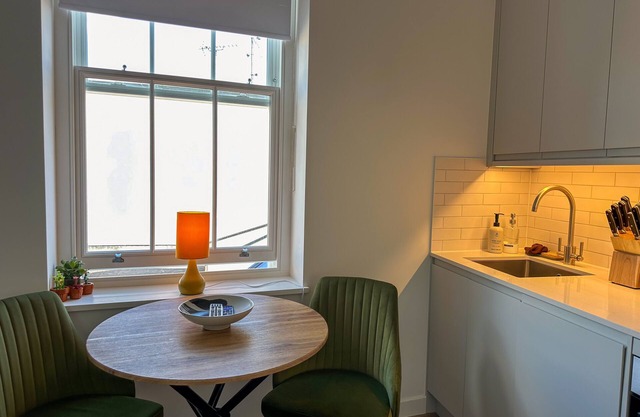 Bright Stylish Studio steps from Camden Market