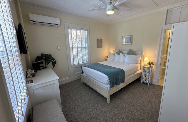 Bright & Sunny 1 Bed/1 Bath/Dog Friendly on Historic Spring St.