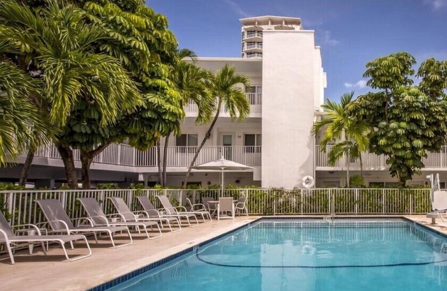 Bright & Sunny Room with Pool Near North Beach Miami