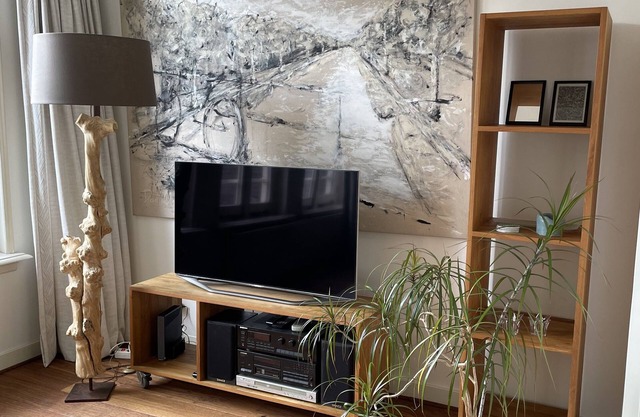 Bright, sunny two bdrm apartment walking distance to the canals of Amsterdam