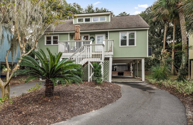 Bright, Updated Cottage! Bike to Beaches! Sleeps 8! Amenity Cards!