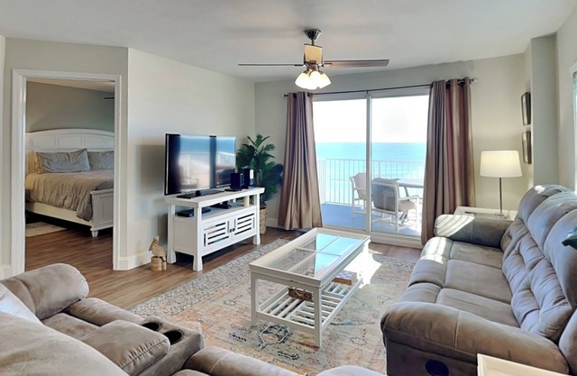 Bright, Upscale Oceanfront Condo w. Amazing Views, Pool