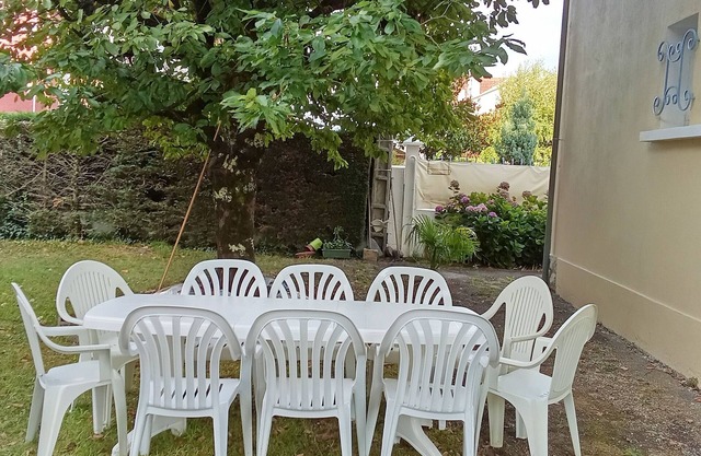 Bright villa 12 pers, 6 rooms, 4 bdrms with private bathrooms, terrace and garden