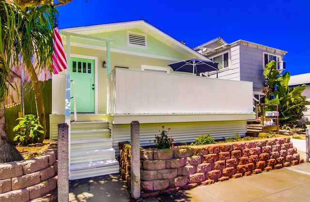 BRIGHTON BEACH COTTAGE - LITERALLY STEPS TO THE SAND
