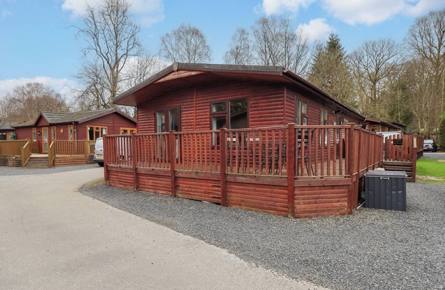 BRIGHTWATER LODGE, pet friendly, with hot tub in Windermere