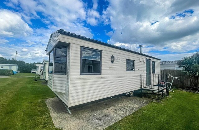 Brilliant 6 berth caravan nearby Scratby beach, Norfolk ref 43081B