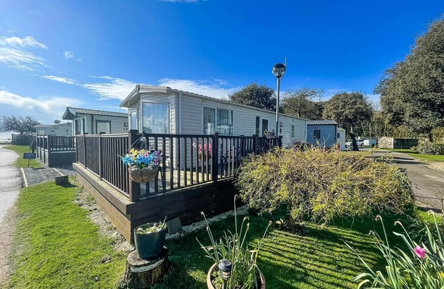 Brilliant caravan with a partial sea view in Suffolk ref 32026AZ