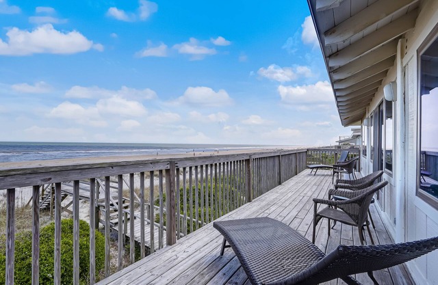 Bring your dog on vacation to this oceanfront house. Amazing views and lots of parking.