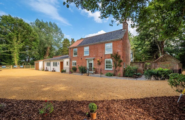 Broad House - sleeps 8 guests in 4 bedrooms