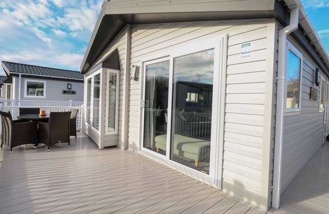 BROADLAND SANDS LODGE, family friendly, with pool in Corton