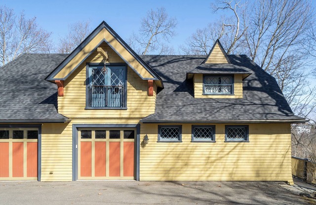 Brookline Carriage House - Longwood - Fresh Eggs & Historic Charm!