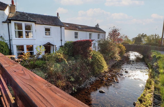BROOKSIDE COTTAGE, family friendly, with open fire in Braithwaite