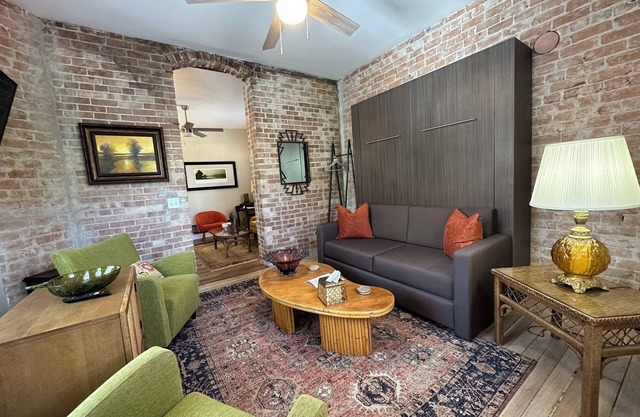 Brownstone Signature Suite-Historic Building in the Heart of Historic Downtown Bisbee