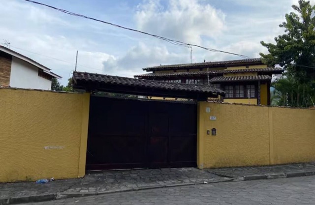 Bruno's yellow mansion