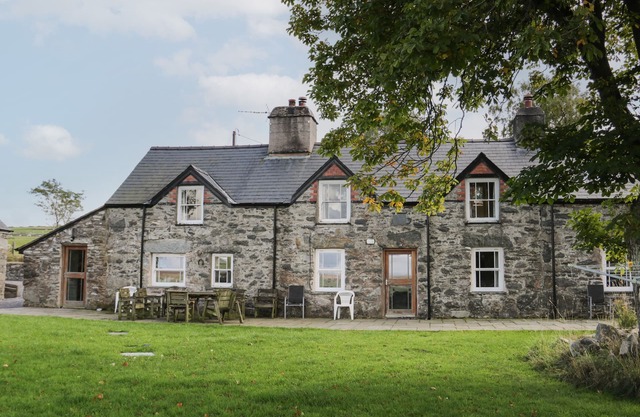 BRYN DEDWYDD FARMHOUSE, pet friendly, with open fire in Betws-Y-Coed