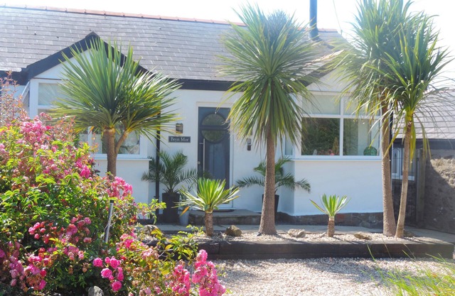BRYN MÔR, pet friendly, luxury holiday cottage in Church Bay